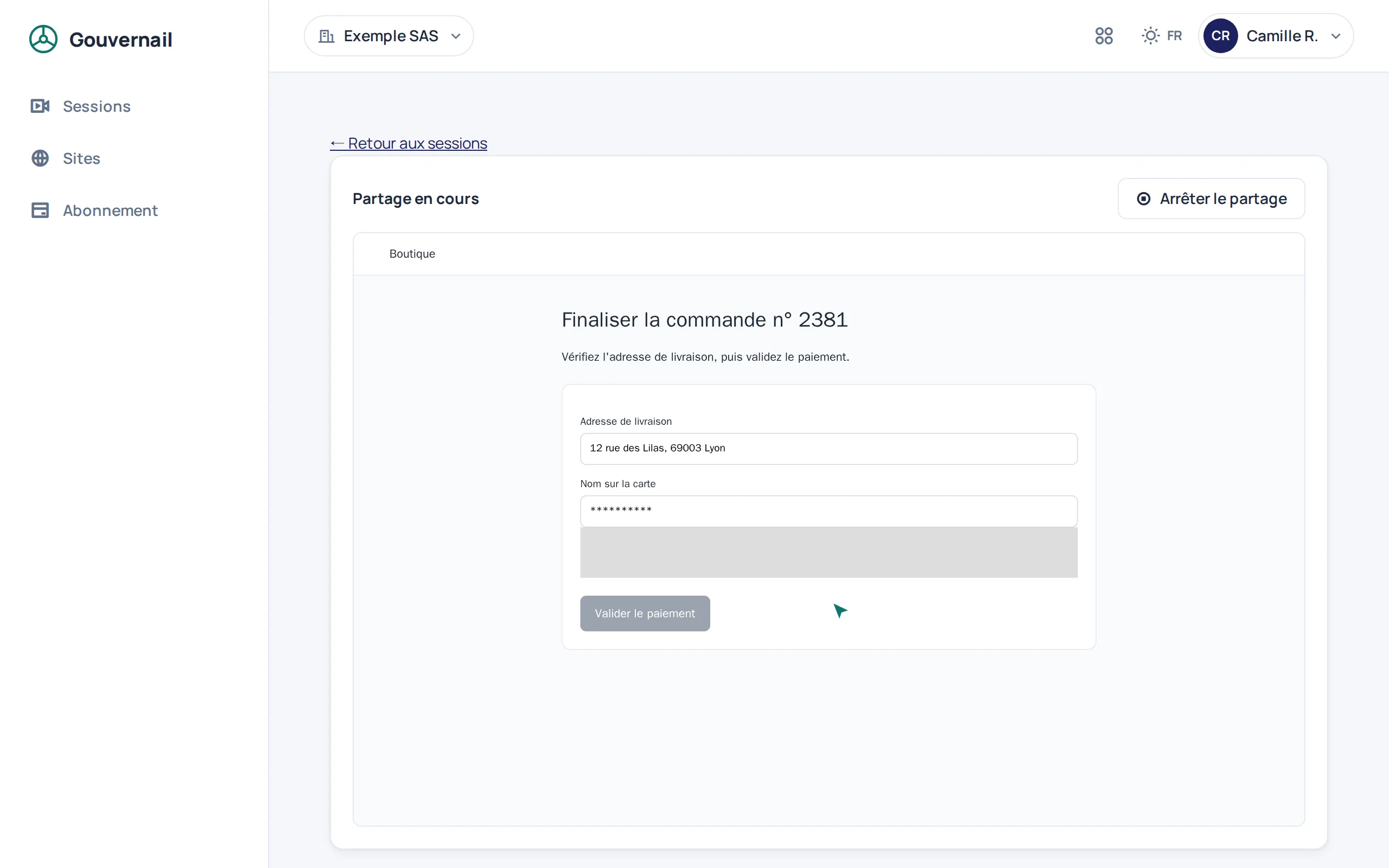 Lecteur de Gouvernail : la page de commande du visiteur s'affiche en direct, le champ du nom sur la carte est masqué, le bloc du numéro de carte apparaît en gris, et la flèche de l'agent pointe la zone de validation.